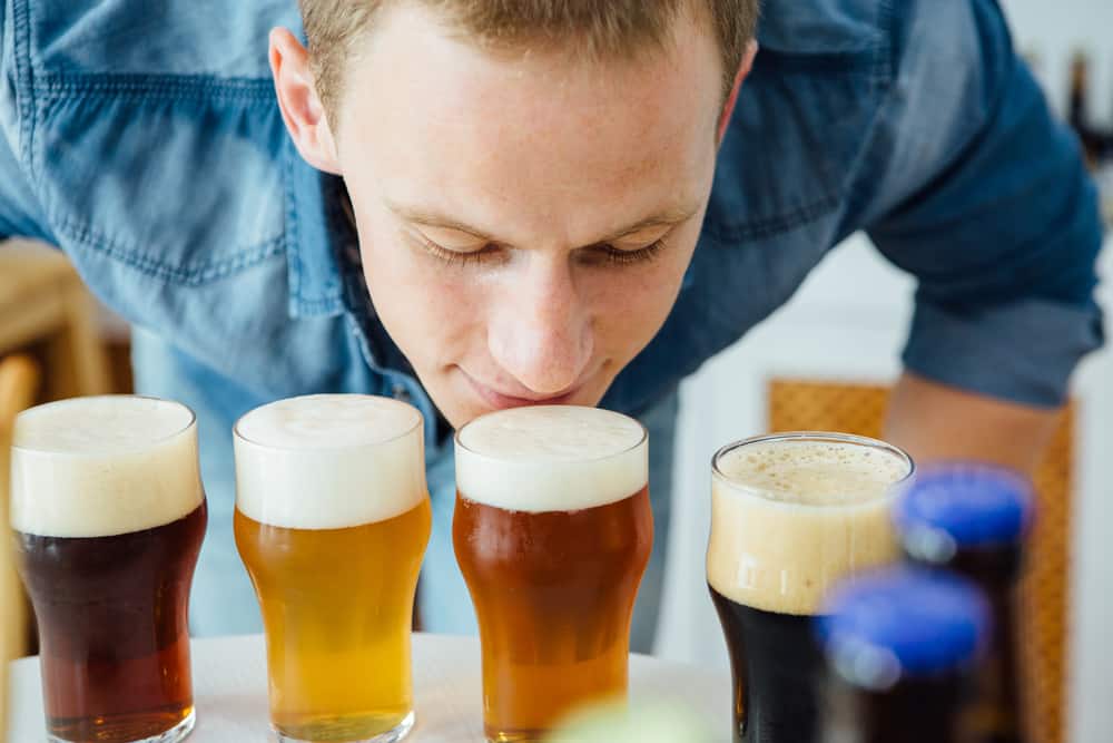 Ung mand dufter til en række øl forud for en ølsmagning.